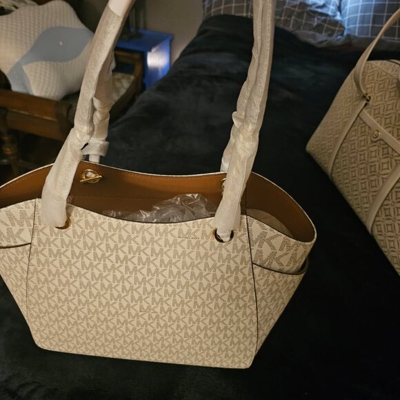 Michael Kors Designer Handbag - Picture 2 of 2